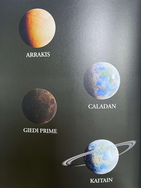 듄 인물 비평: 제국의 주요 가문들이 통치하는 행성들의 모습이 그려진 이미지.
